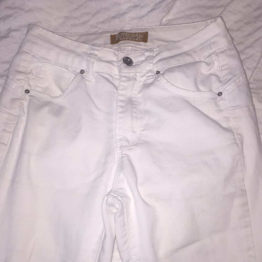 cute white skinny jeans 💕 .
